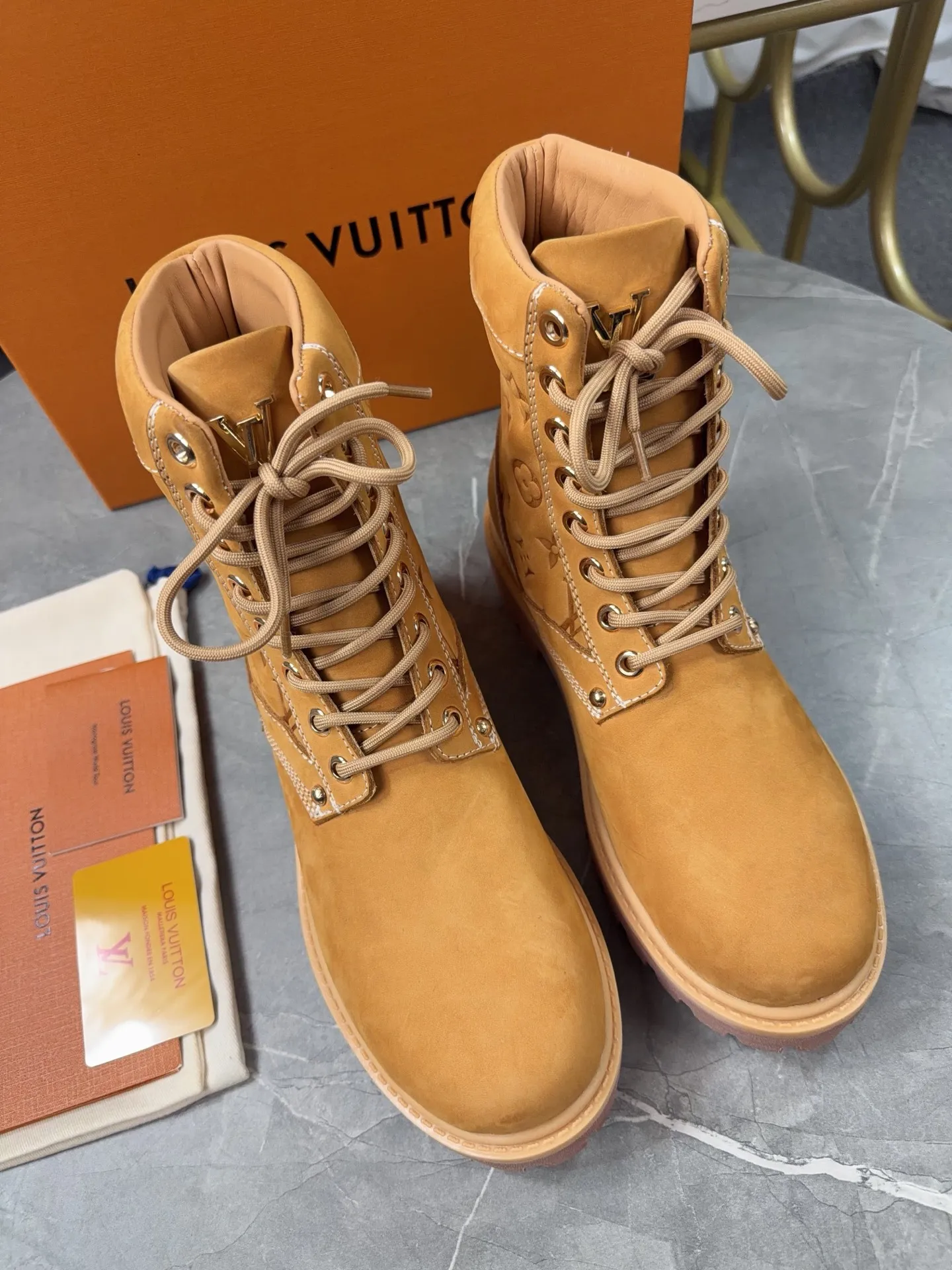 p720🐮🐮2025 top version: couple style LV presbyopia, embossed rhubarb boots, ankle boots, embossed waterproof nubuck cowhide boots, relying on the brand's exquisite craftsmanship to carefully reshape the classic T 6-inch boot shape in Italy to create an American-style autumn and winter men's and women's wear show. The original laces and outsole are exquisitely detailed, and the leather label expresses the cooperation logo. Exquisite packaging at the delivery counter🛍📦 ▪️Fabrics: Original customized imported first-layer cowhide ▪️Inner lining: Original customized leather lining/mesh lining ▪️Outsole: Original molded anti-slip rubber material ▪️Sole thickness: 3.5CM ▪️Size: 35-40 for women and 39-46 for men
